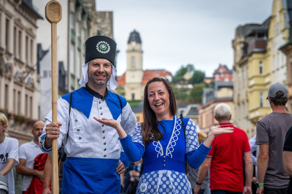 Fest der Vereine: Susann Küchler und Marcus Hoffmann verkörpern als Bademädchen und Blaufarbenwerker die Symbolfiguren zum letzten Tag der Sachsen.