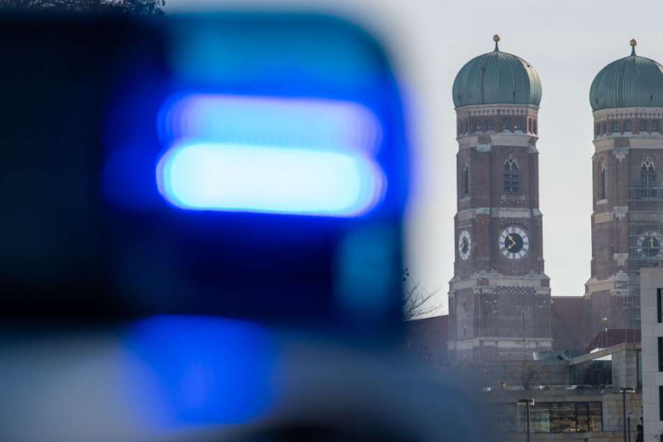 In München ist es zu einer schockierenden Attacke auf Einsatzkräfte gekommen. (Symbolbild)