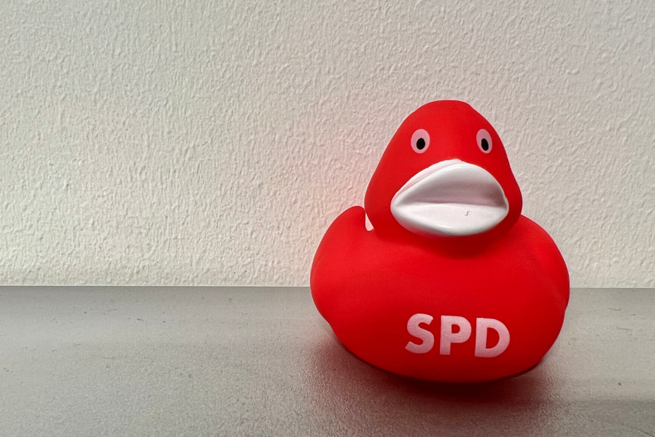 Diese rote Ente ist einer der Merch-Artikel, mit dem die SPD potenzielle Wähler überzeugen möchte.