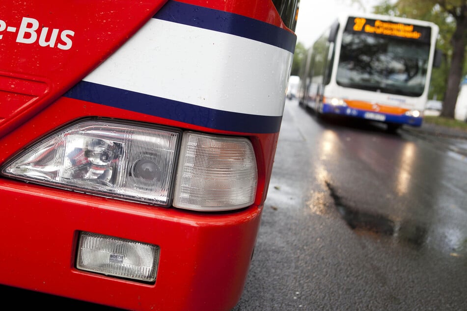 In Sachsen-Anhalt wurde ein Busfahrer (57) am Montag von seinem eigenen Bus überrollt. (Symbolbild)