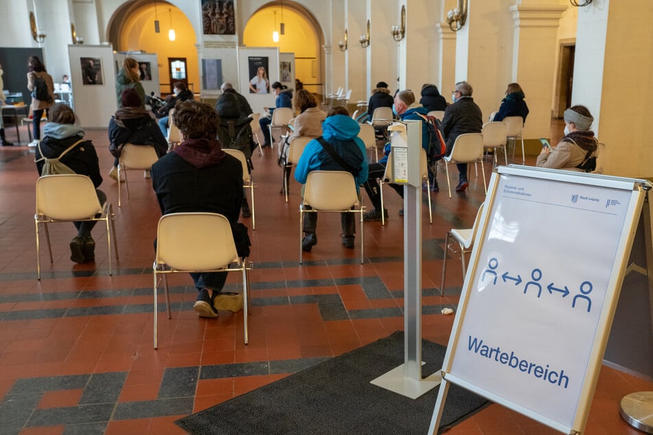 Nachdem die Tests durchgeführt worden sind, warteten die Leipziger in der Halle auf ihre Testergebnisse.