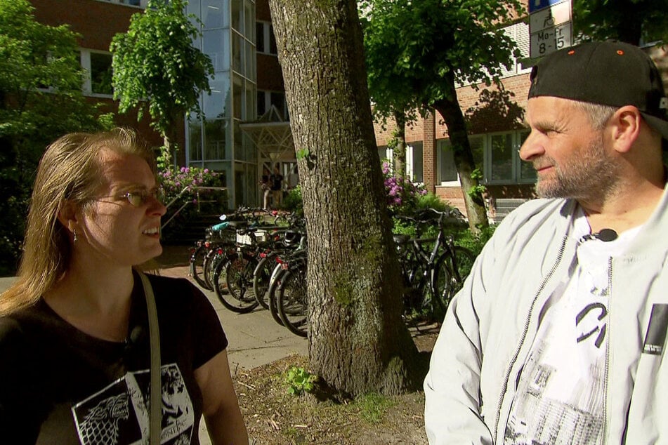 Nach dem Gerichtstermin erzählt Jessica ihrem Verlobten Olaf (54), wie es war.