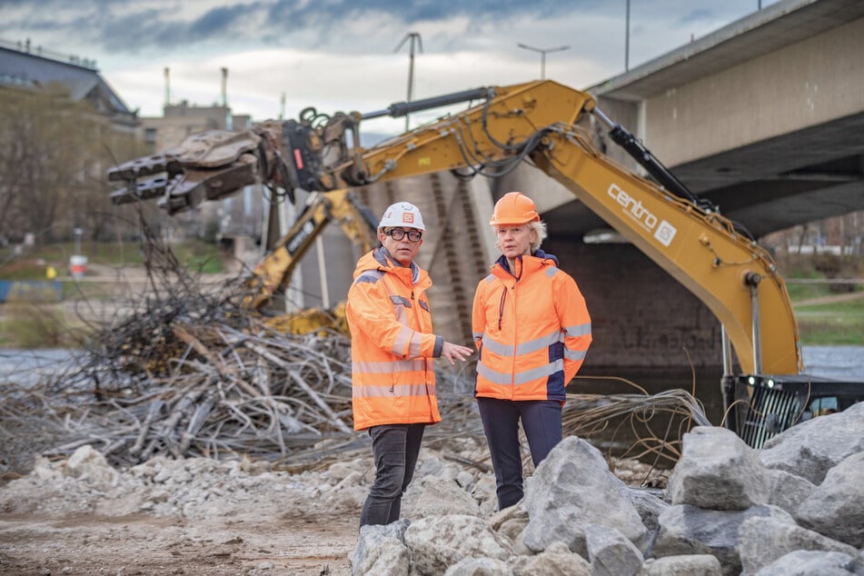 Abrissunternehmer Mathias Lindenlaub (53, l.) und Straßenbauamtsleiterin Simone Prüfer (59) verschafften sich auf der Baustelle einen Überblick.