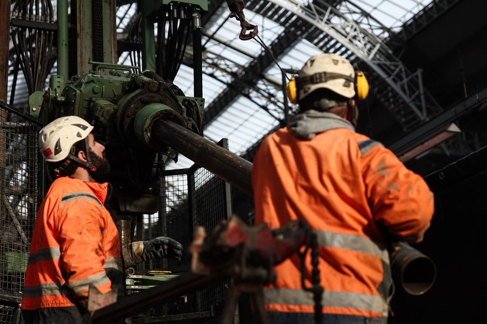Mit den 100 Meter tiefen Bohrungen an Gleis 3 im Frankfurter Hauptbahnhof will die Deutsche Bahn detaillierte Informationen erhalten.