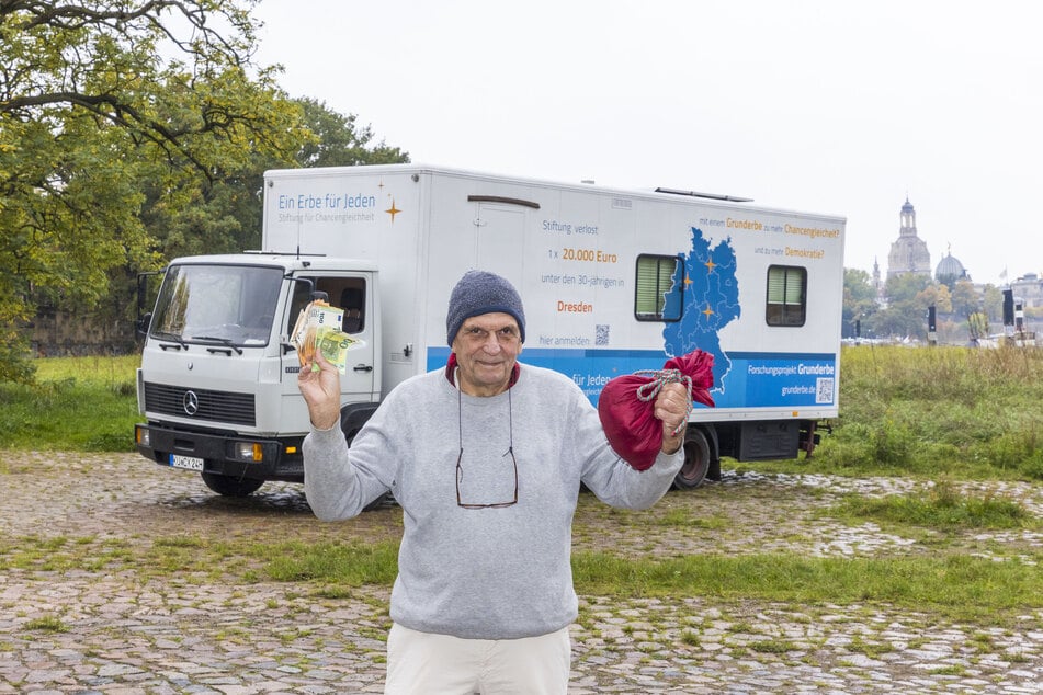 Macht halt in Dresden: Christoph Prüm (75) will 20.000 Euro an eine Bewohnerin oder Bewohner verschenken.