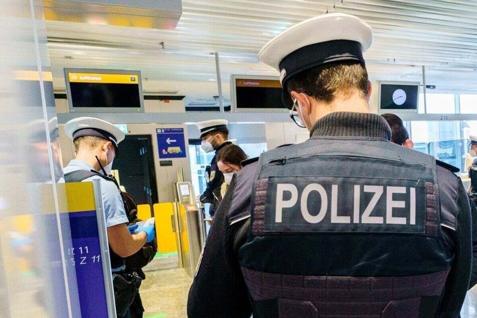 Unmittelbar nach der Landung des Flugzeugs schnappte die Bundespolizei den international gesuchten Straftäter am Frankfurter Airport. (Symbolbild)