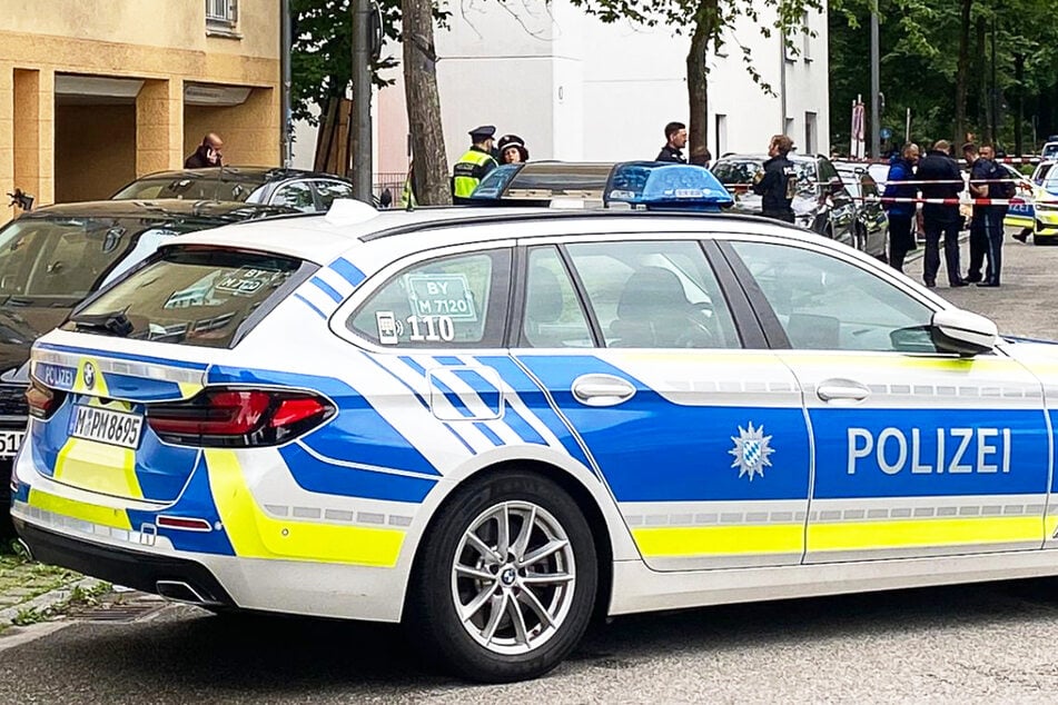 Im Münchner Stadtgebiet Milbertshofen ist eine schwerverletzte Person auf einer Straße entdeckt worden. Diese verstarb später in einer Klinik.