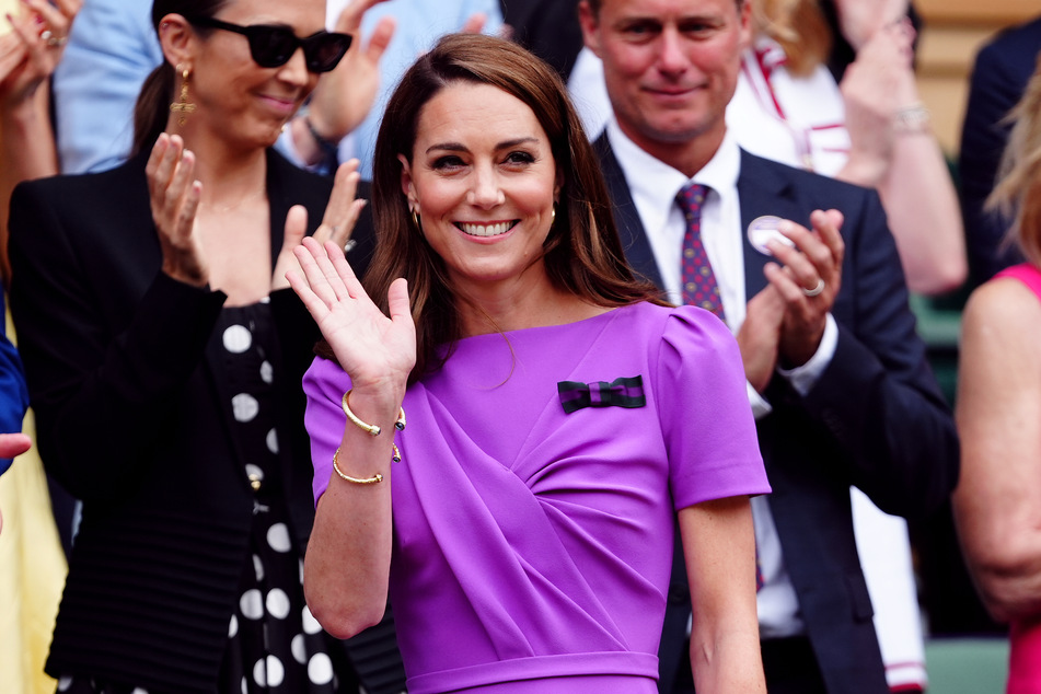 Kate (42), Princess of Wales, winkt vor dem Finale aus der Royal Box im All England Lawn Tennis and Croquet Club.