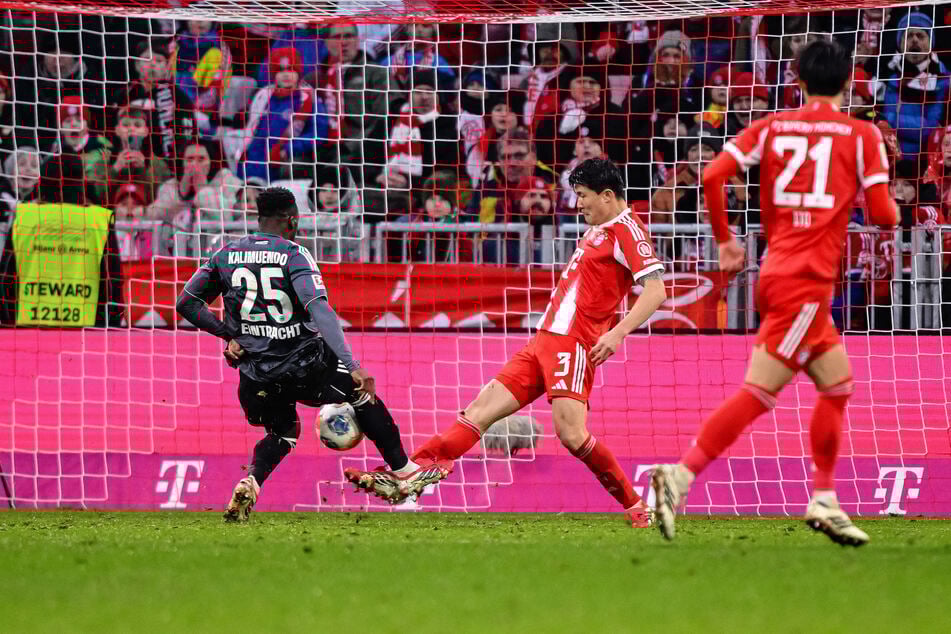 Bei der knappen 2:3-Niederlage der Frankfurter bei Bayern München traf Kalimuendo ebenfalls.
