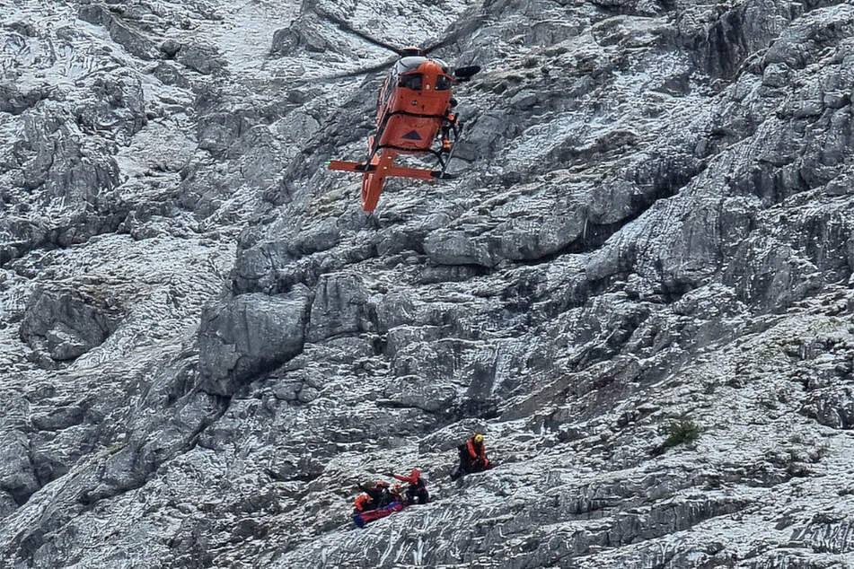 Ein kurzes Wetterfenster erlaubte es dem Hubschrauber, den Patienten und einen Retter aufzunehmen.