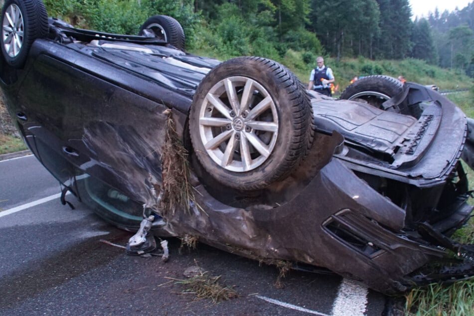 Das Auto liegt nach dem Unfall auf dem Dach.