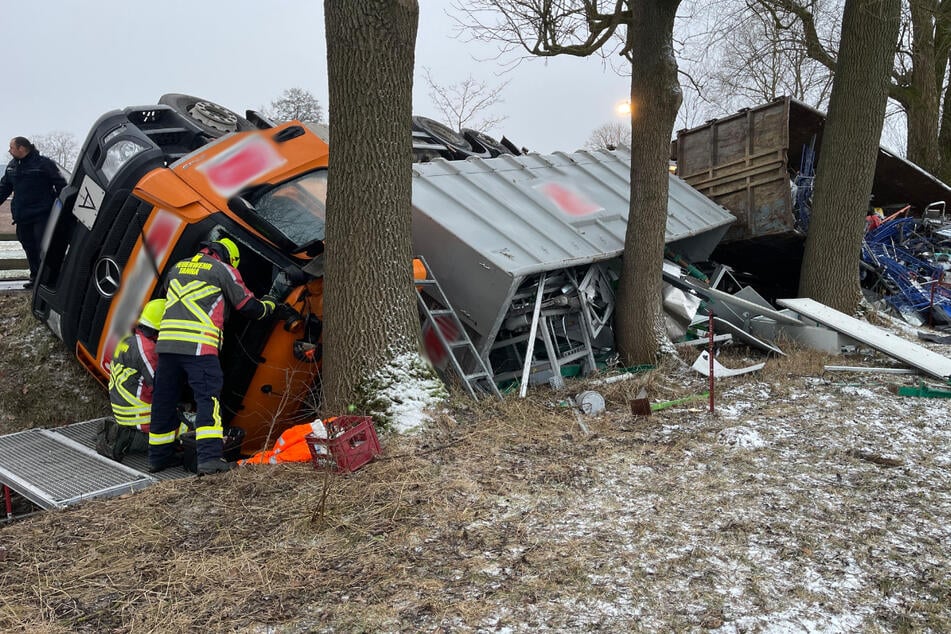 Schwerer Unfall im Südosten Thüringens: Lkw stürzt gegen mehrere Bäume