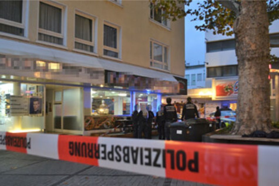 Absperrband ist vor dem Friseursalon aufgespannt.