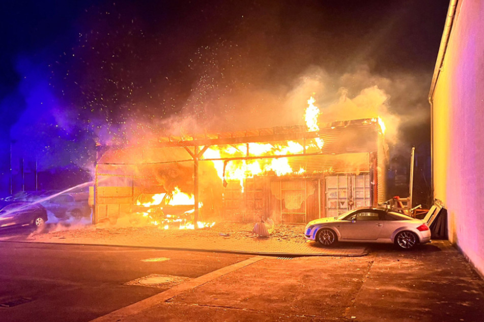 Der Unterstand auf dem Autohaus-Gelände brannte beim Eintreffen der Feuerwehrleute bereits lichterloh.