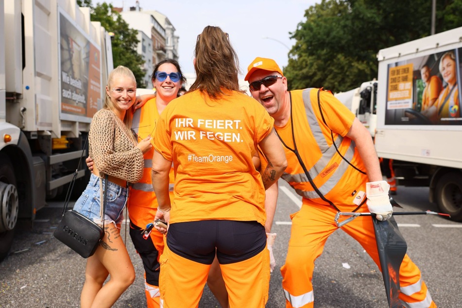 "Ihr feiert. Wir fegen." Insgesamt entsorgte das Team der Stadtreinigung Hamburg (SRH) 32 Tonnen Müll von den Straßen.