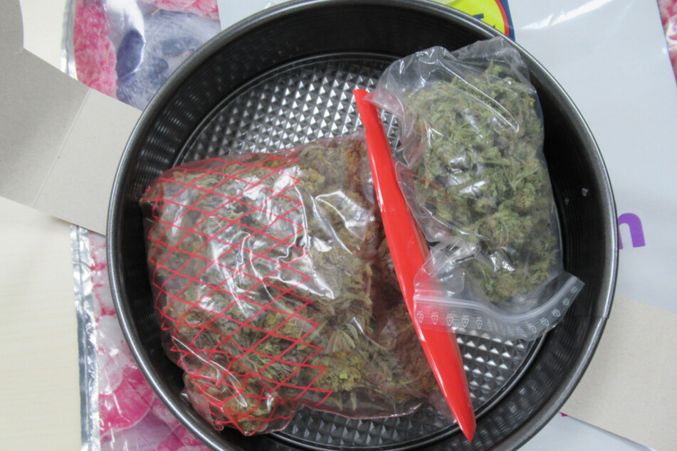 Bei der Kontrolle eines Audi A3 in Bärenstein entdeckten Zollbeamte 150 Gramm Marihuana. Es wurden Ermittlungen gegen den Fahrer aufgenommen.