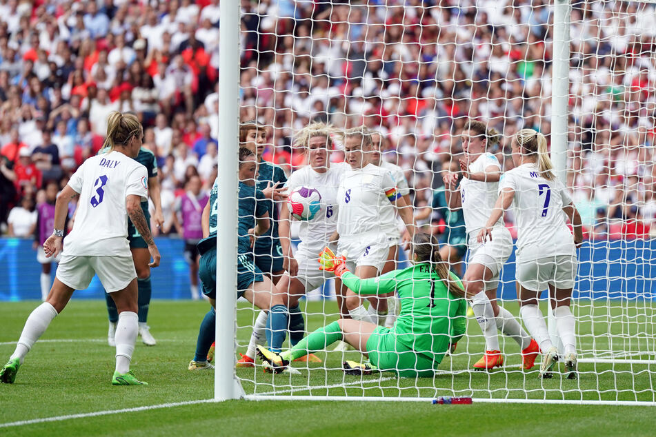 Bei der letzten Frauen-EM, bei der England gegen Deutschland im Finale gewann, trugen die Spielerinnen der "Lionesses" noch weiße Hosen.