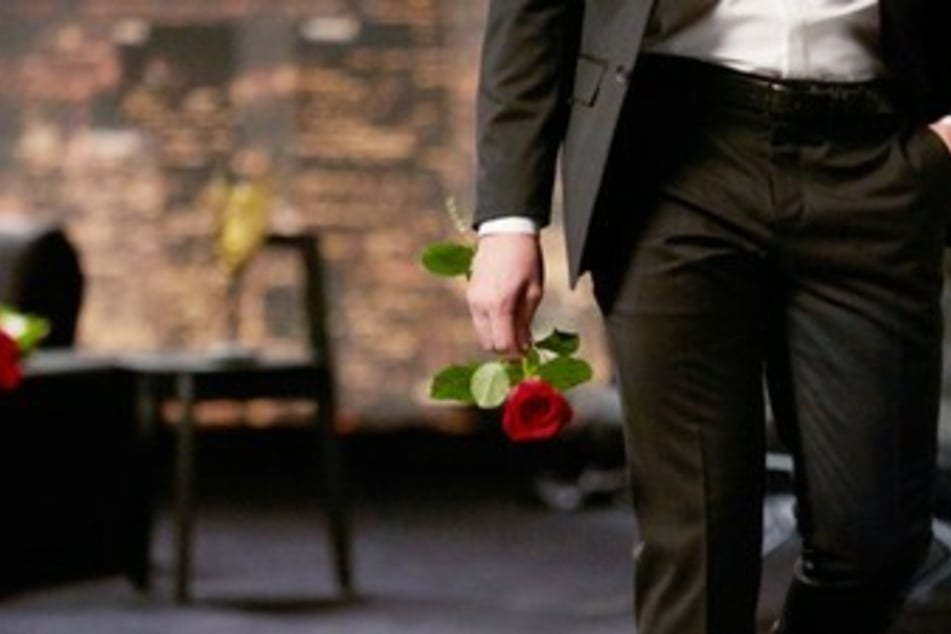 Der bisher noch unbekannte "Bachelor" darf 2021 in Deutschland auf Frauensuche gehen.