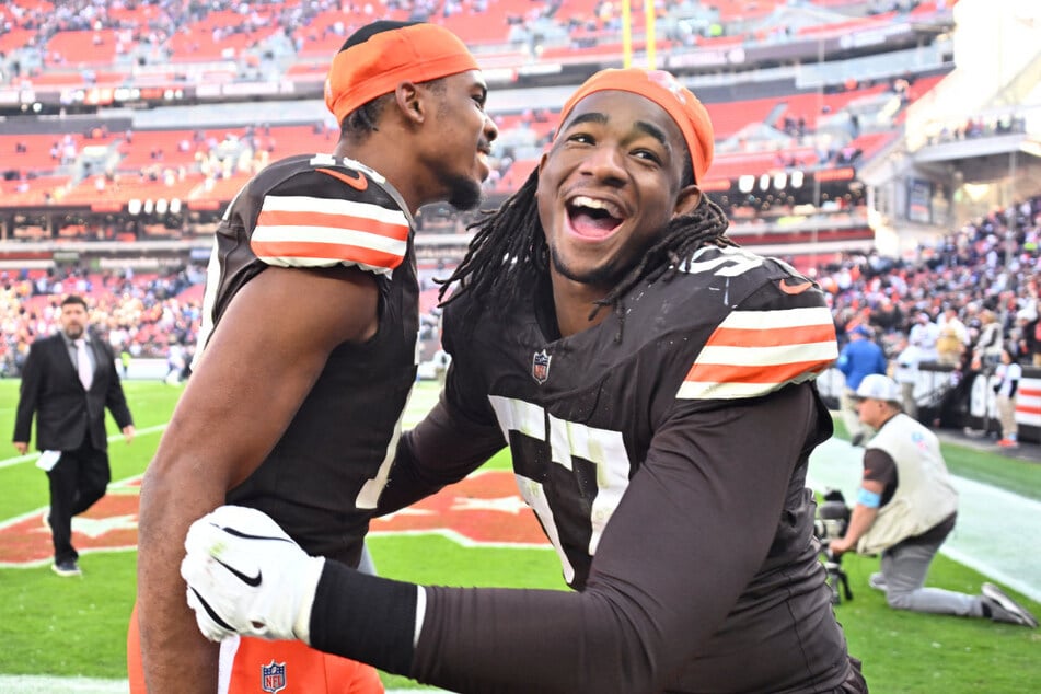 Gingen als Verlierer aufs Feld und kamen als Sieger vom Platz: Cedric Tillman (l.) und Isaiah McGuire feiern den Sieg der Cleveland Browns über die Baltimore Ravens.