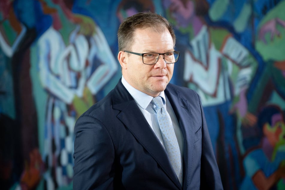 Bundesumweltminister Carsten Schneider (49, SPD) kommt am Montag in das Zwickauer VW-Werk.