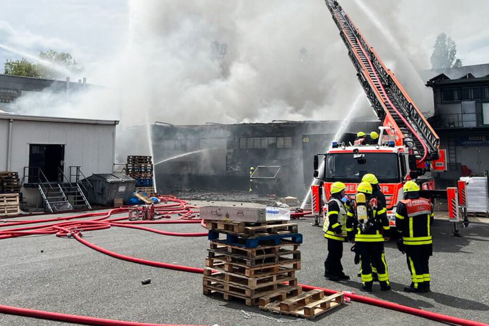 Am frühen Samstagnachmittag gab die Frankfurter Feuerwehr über "X" bekannt, dass der Brand in Frankfurt-Griesheim unter Kontrolle sei.