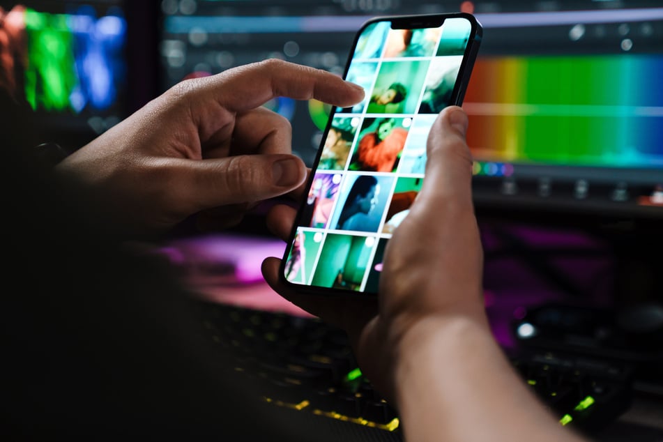 Der junge Mann soll den Missbrauch per Whatsapp verbreitet haben.