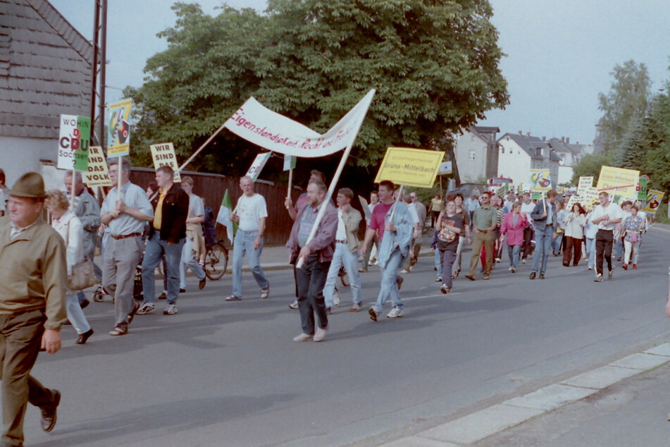Hunderte Mittelbacher und Grünaer demonstrierten am 1. Juli 1998 gegen die drohende Eingemeindung beider Orte.