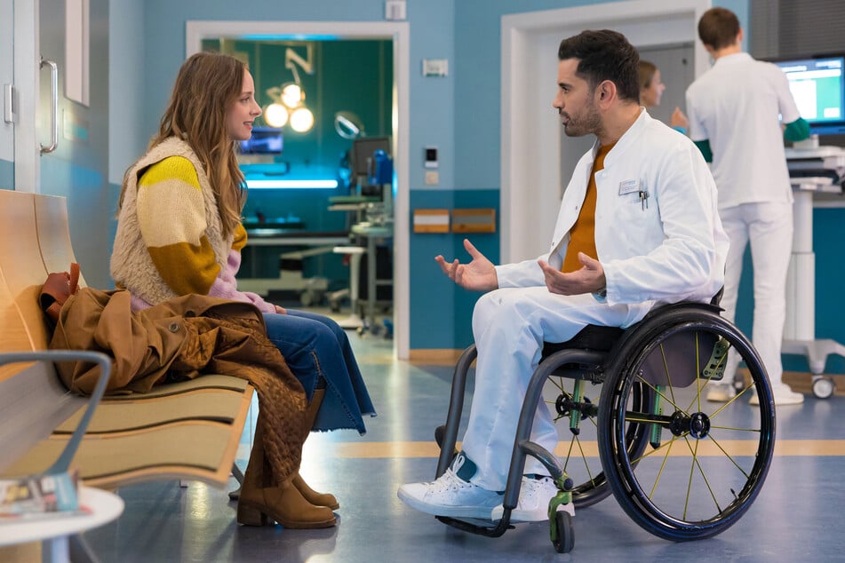 Dr. Ilay Demir (Tan Caglar, 45) nimmt sich der Patientin Merle Hofmaier (Amelie Plaas-Link, 36) an.