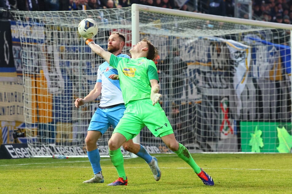 Das war knapp: Jenas Keeper Marius Liesegang (25, v.) schnappt sich grade noch so das Leder vor dem nachsetzenden Tobias Müller (31).