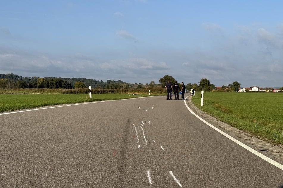 Ein Gutachter nahm die Unfallstelle unter die Lupe: Markierungen auf der Straße zeichnen den Weg des Motorrads nach.