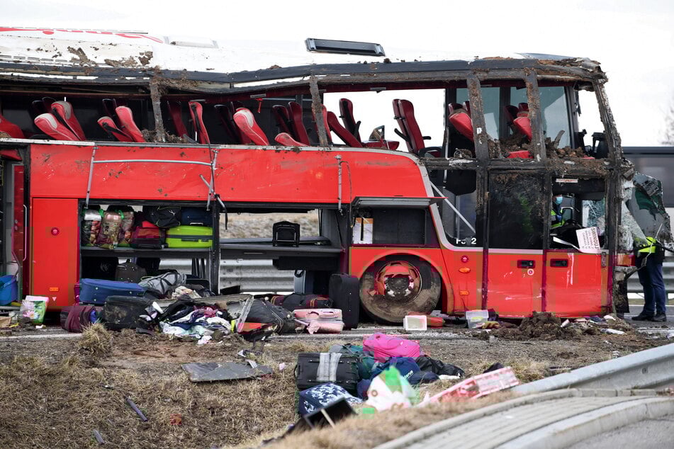 Mindestens fünf Menschen starben bei dem Unfall.