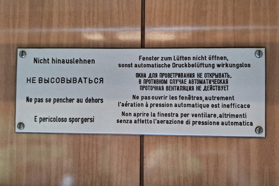 Die Fenster können geöffnet werden. Aber Vorsicht: Nicht hinauslehnen!