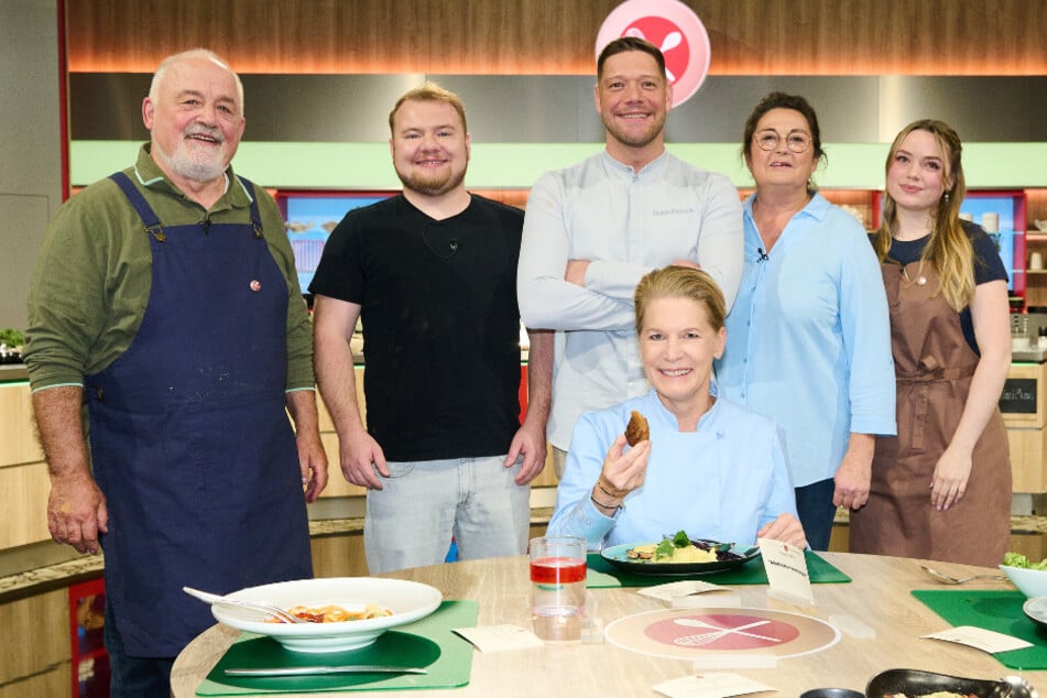 Starköchin Cornelia Poletto (54, M.) verkostet die Gerichte der ZDF-Kandidaten, auch von Maren Janich (r.).