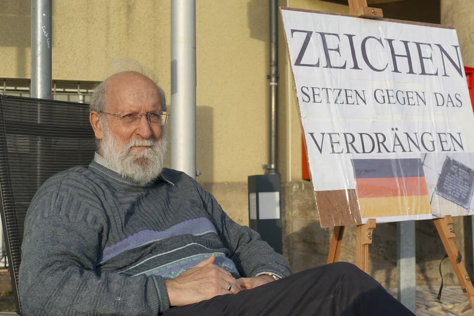 Johannes Hintzen (70) sitzt unter der Woche fast täglich jetzt vor dem Rathaus Heidenau auf einem Klappstuhl. Er protestiert dort gegen das Stolperstein-Verbot.