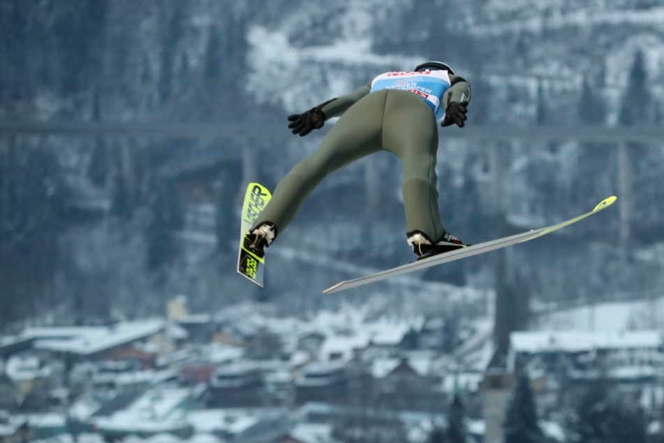 Der Pole Kamil Stoch sprang bei der Vierschanzentournee auf Platz 1.