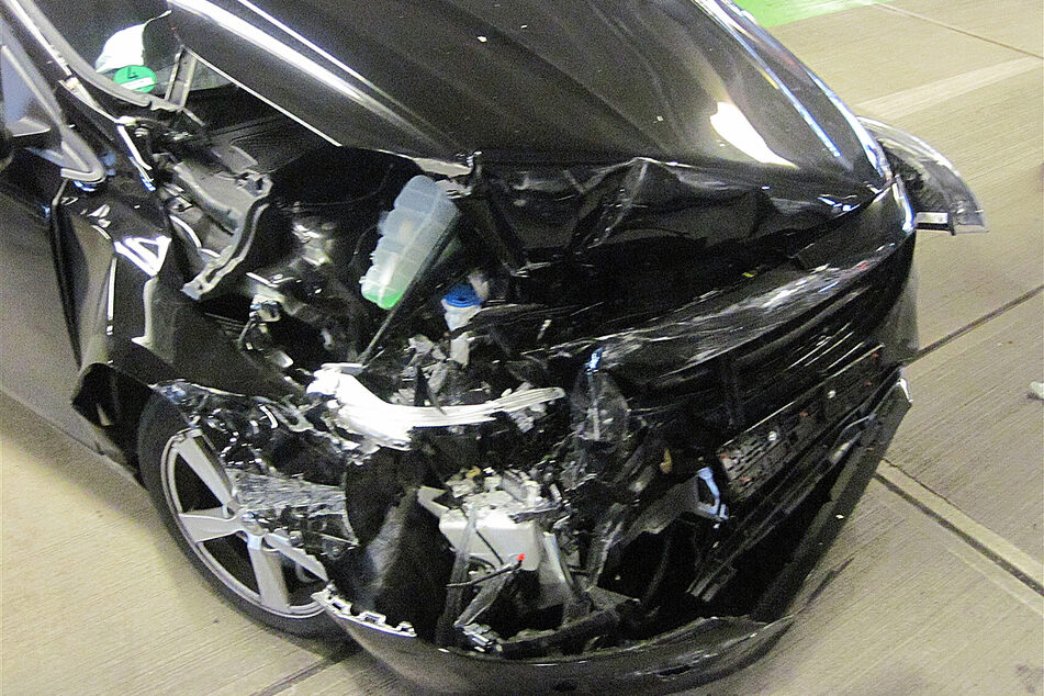 Das Auto musste nach der Unfallserie im Parkhaus abgeschleppt werden.