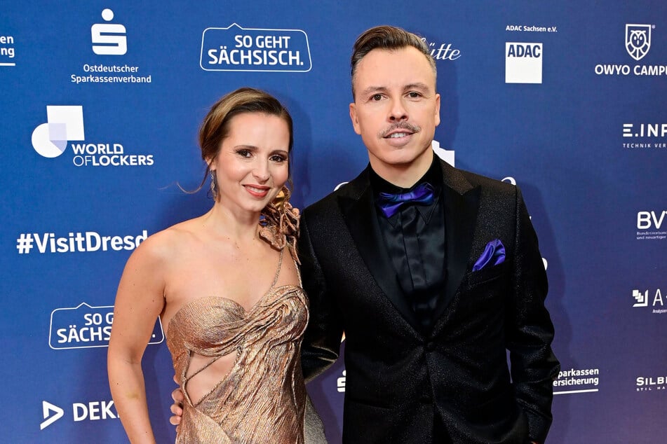 Tino Piontek (45) mit Ehefrau Sabrina beim SemperOpernball 2025 - bald sind sie Café-Betreiber.