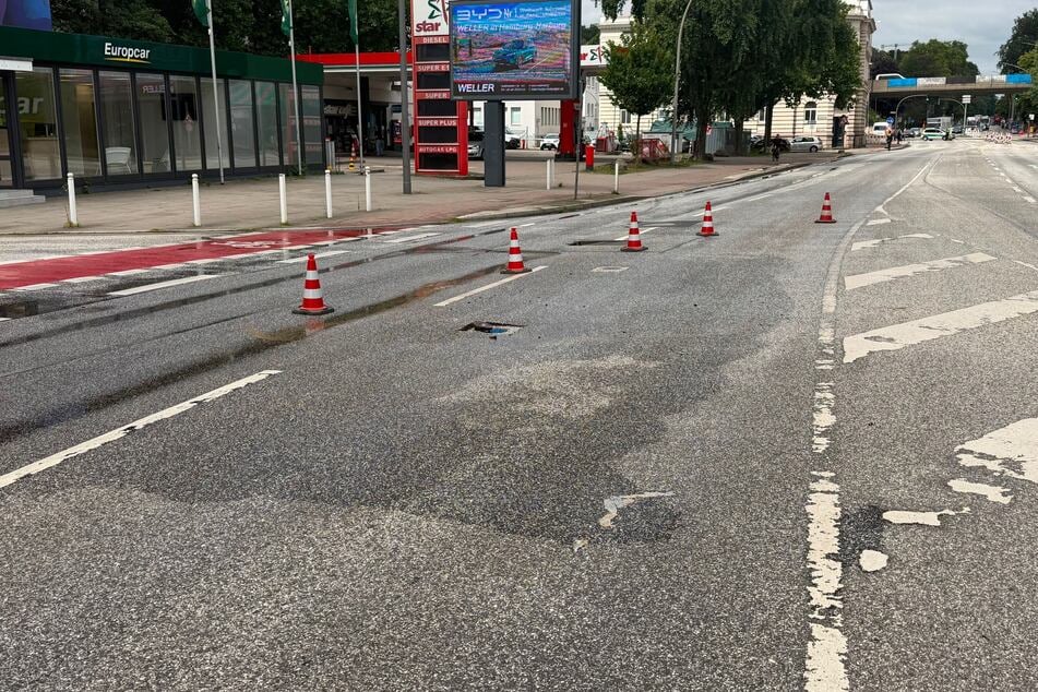 Auf der Buxtehuder Straße in Hamburg gab es am Freitag einen Wasserrohrbruch.