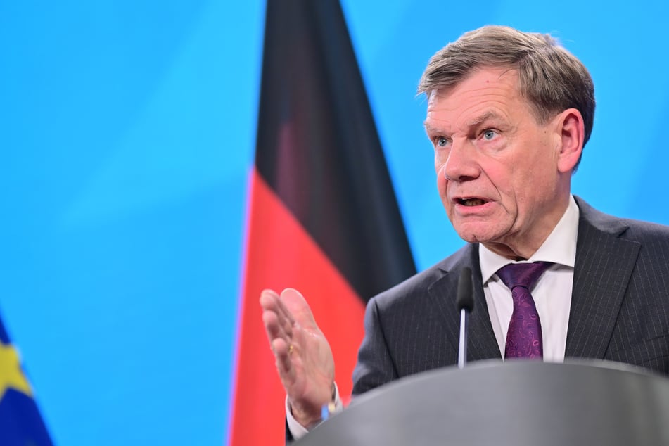 Deutschlands Außenminister Johann Wadephul (62, CDU) hat auf die Kriegstreiber-Vorwürfe von Russland reagiert.