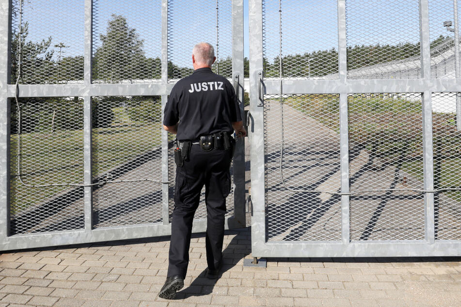 In Sachsen stehen die Gefängnistore aktuell offen - nicht für Gefangene, aber für neue Mitarbeiter im Justizvollzug.
