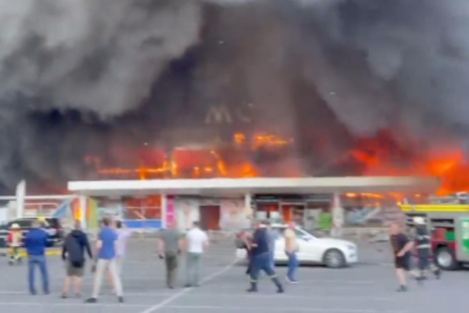 Tote und Verletzte bei russischem Angriff auf Einkaufszentrum in der Ukraine