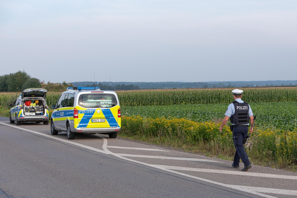 Die Polizei suchte den Unfallort großräumig ab, doch vom Fahrer des Motorrads fehlt jede Spur.