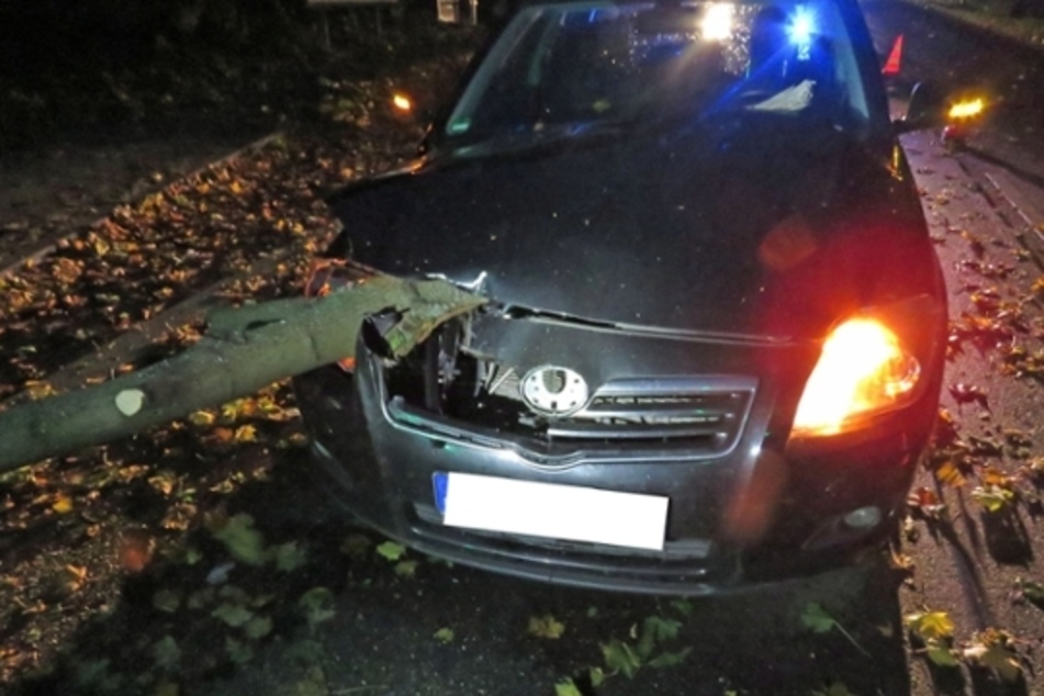In Wilkau-Haßlau durchbohrte ein herabfallender Ast den kompletten vorderen Bereich eines Autos und ragte dann aus dem Armaturenbrett im Bereich des Lenkrades heraus. Verletzt wurde der Fahrer glücklicherweise nicht.