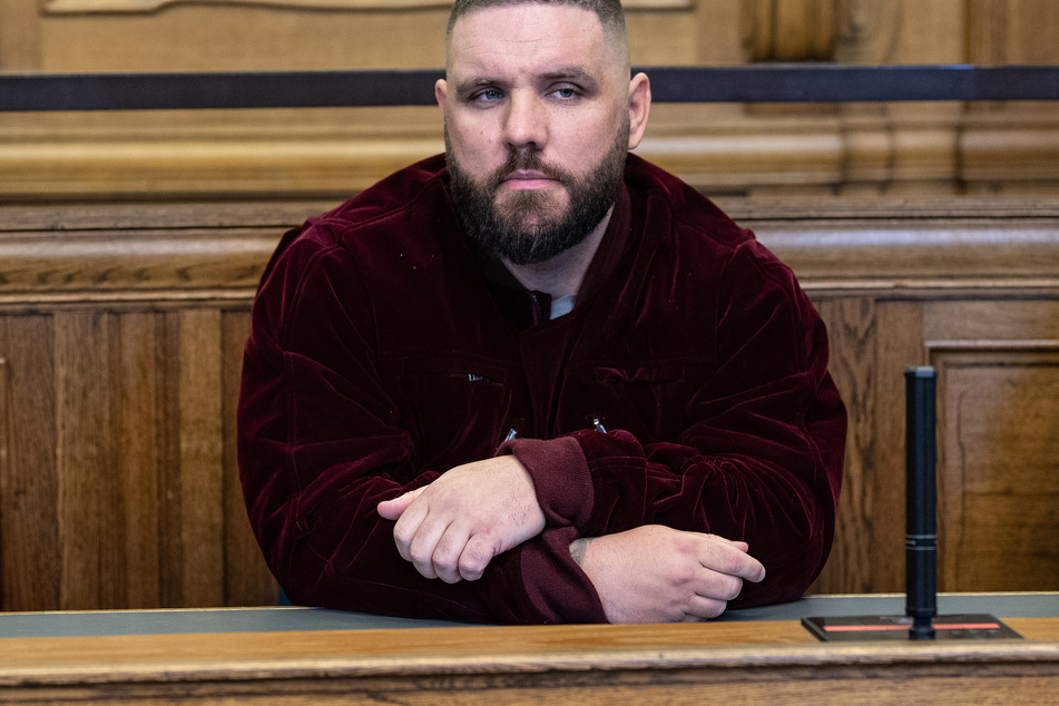 Fler steht wegen Beleidigung, Sachbeschädigung, versuchter Nötigung und Fahren ohne Führerscheins vor Gericht.