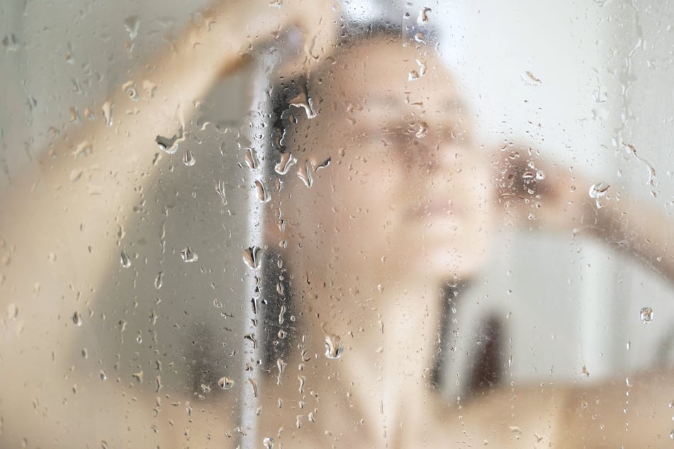 Mehrfach lichtete sich die damals 21-Jährige unter der Dusche ab und schickte die Nacktfotos ihrem Schüler. (Symbolfoto)