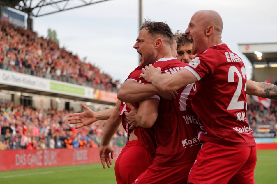 Energie Cottbus feierte frenetisch den Sieg und die Tabellenführung der Regionalliga Nordost.