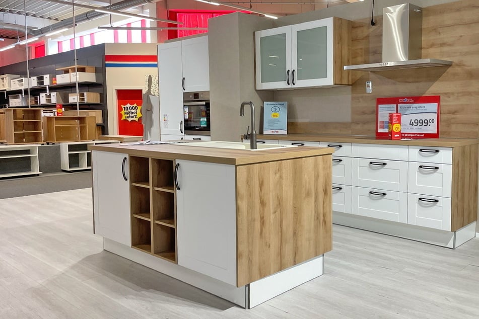 Am Sonntag (30.11.) verkauft ROLLER hunderte Möbel extrem günstig