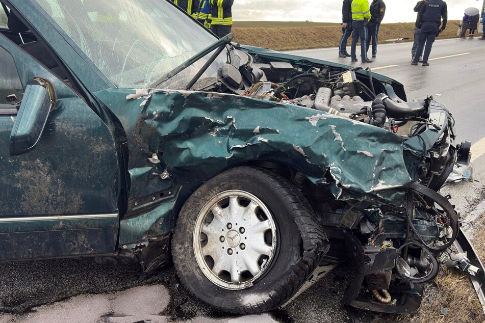 Der Sachschaden an den beteiligten Autos wird aktuell auf etwa 30.000 Euro geschätzt.