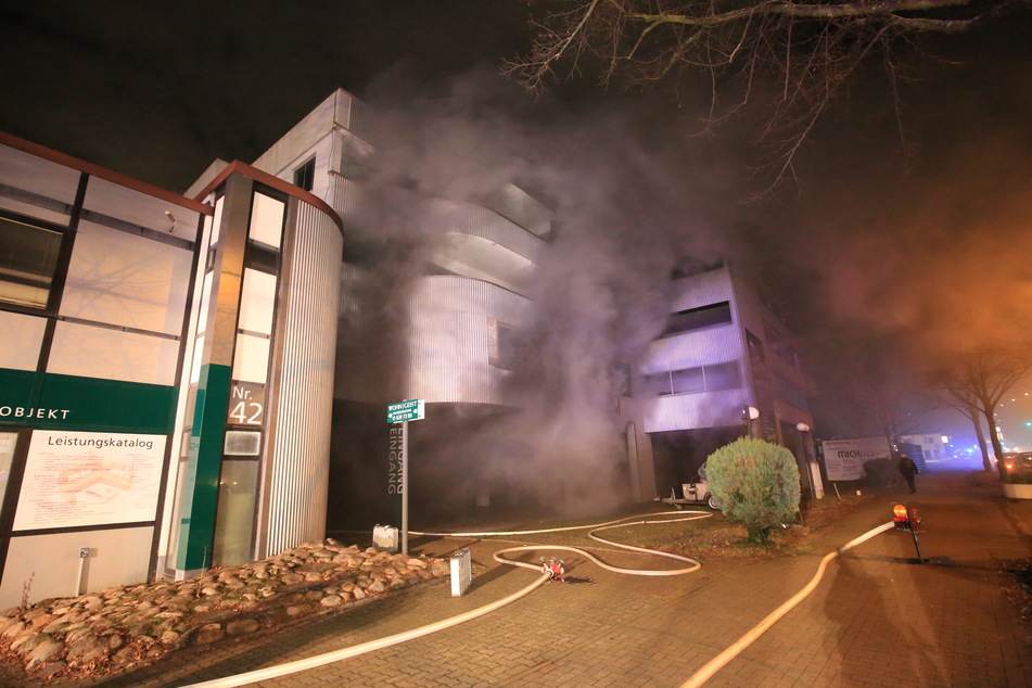 Aus dem Autohaus in Hamburg-Wandsbek dringt dichter Qualm, die Feuerwehr ist im Einsatz.