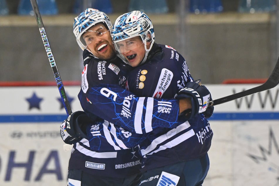 Perfektes Tor, perfekter Torjubel: Drew LeBlanc (l.) freute sich mit Samuel Schindler über den Treffer zum 2:1.